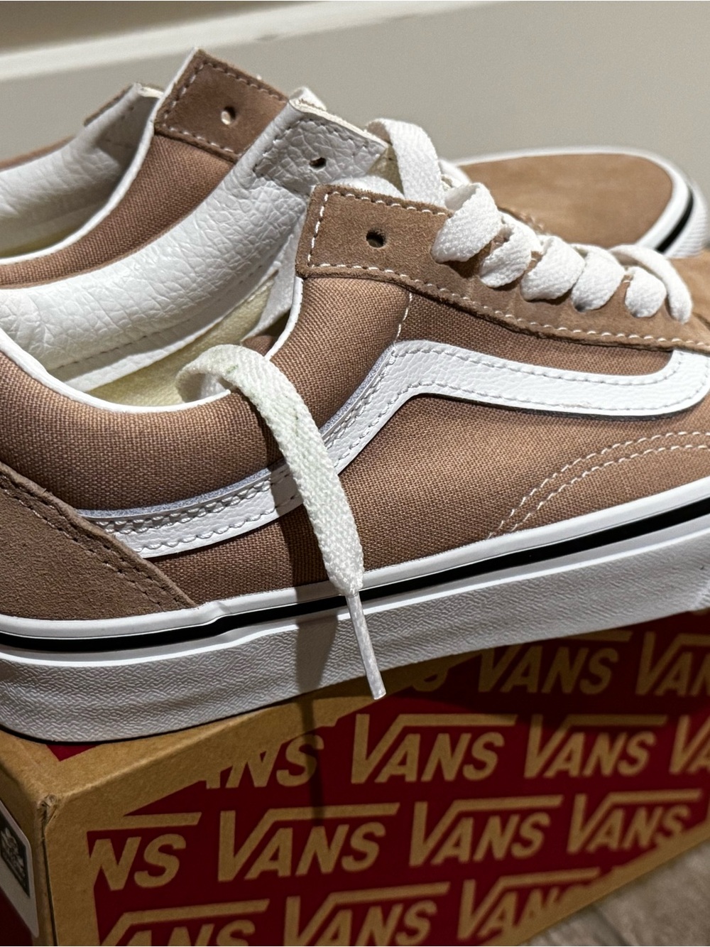 Vans Women's 6 Men’s 4.5 Low-Top Suede Sneakers in Tan and White - Picture 5 of 6